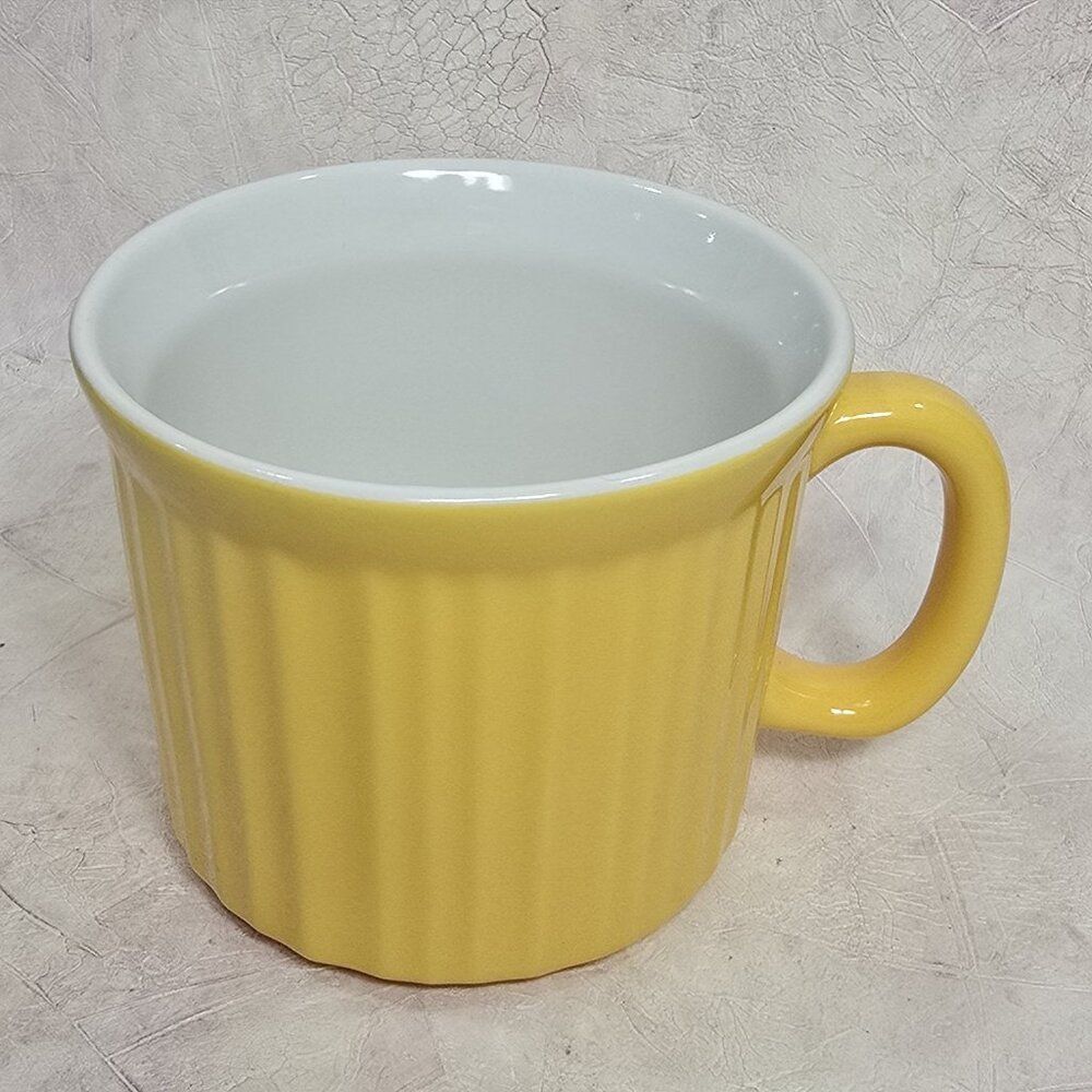 1 CORNINGWARE Colours 20 oz Oven / Micro to Table Yellow with‎ handle.